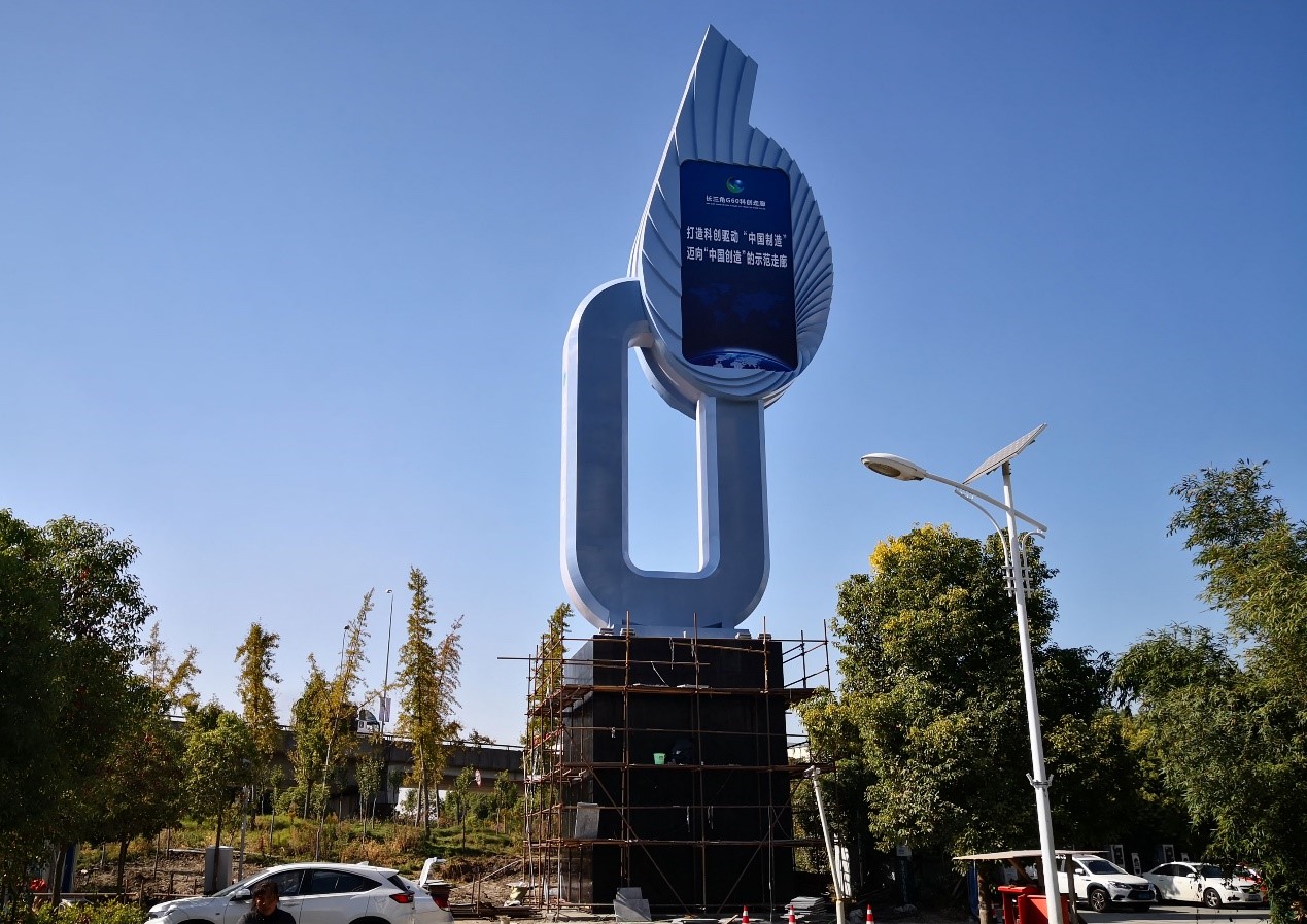 上海钢结构雕塑（30.5米2座）